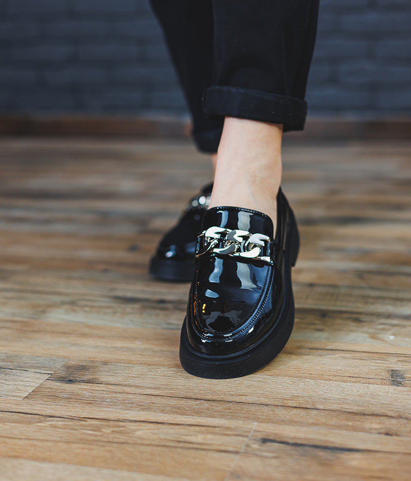 Chaussures en cuir verni à Hyères